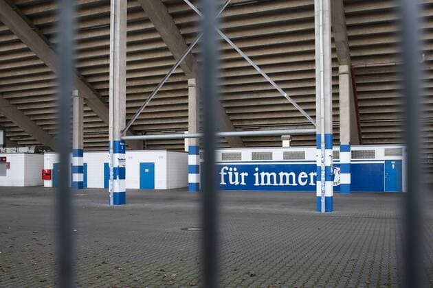 Fußball, Stadiongeschichte 1. FC Magdeburg Schriftzug Für Immer am Fanblock - 3. Liga Saison 2016-2017 Punktspiel 1. FC Magdeburg vs. Hallescher FC in der MDCC Arena in Magdeburg findet wegen Statikproblemen an den Zuschauertribuenen und Auflagen der Stadt als Betreiber an den Verein ohne Zuschauer statt wie der Verein heute Mitteilte - Deutschland, Fussball, Mann, Maenner,24.11.2016