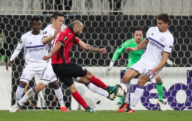 Anderlecht s Uros Spajic, Gabala s Rashad Eyubov and Anderlecht s Leander Dendoncker fight for the ball during a fifth game in the group stage (gruop C) of the Europa League competition between Azerbaijani team FK Qabala and Belgian team RSCA Anderlecht, Thursday 24 November 2016, in Baku, Azerbaijan. VIRGINIExLEFOUR  x04982331x