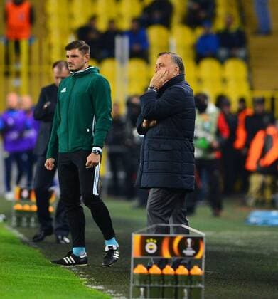 Fußball, EL, Fenerbahce Istanbul - Sorja Luhansk UEFA Europa League Group A day 5 match between Fenerbahce and Zorya Luhansk at Ulker Stadium in Istanbul , Turkey , November 24 , 2016. Pictured: Coach Dick Advocaat of Fenerbahce . 