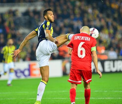 Fußball, EL, Fenerbahce Istanbul - Sorja Luhansk UEFA Europa League Group A day 5 match between Fenerbahce and Zorya Luhansk at Ulker Stadium in Istanbul , Turkey , November 24 , 2016. Pictured: Josef de Souza of Fenerbahce and Mykyta Kamenyuka 6 of Zorya Luhansk. 