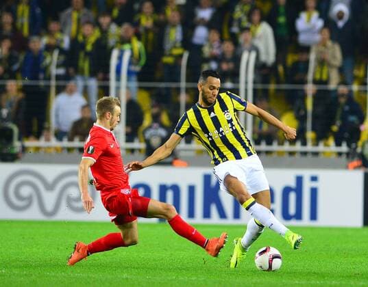Fußball, EL, Fenerbahce Istanbul - Sorja Luhansk UEFA Europa League Group A day 5 match between Fenerbahce and Zorya Luhansk at Ulker Stadium in Istanbul , Turkey , November 24 , 2016. Pictured: Josef de Souza of Fenerbahce and Dmytro Grehyshkin (L) of Zorya Luhansk. 