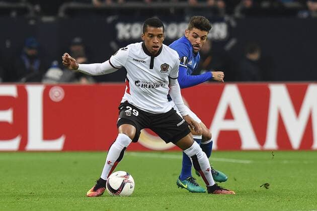 Fußball Europa League Gruppenphase 5. Spieltag Schalke 04 - OGC Nizza am 24.11.2016 in der Veltins Arena in Gelsenkirchen Dalbert Estevao ( Nizza ), vorne - Junior Caicara ( Schalke ), hinten xRx