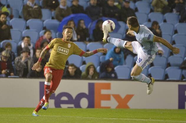 Standard s Junior Edmilson and Celta s Jonny pictured during a game of the fifth day of the group stage (Group G) of the Europa League competition between Spanish team Celta Vigo and Belgian club Standard de Liege, Thursday 24 November 2016, in Vigo, Spain. NICOLASxLAMBERT  x04982461x