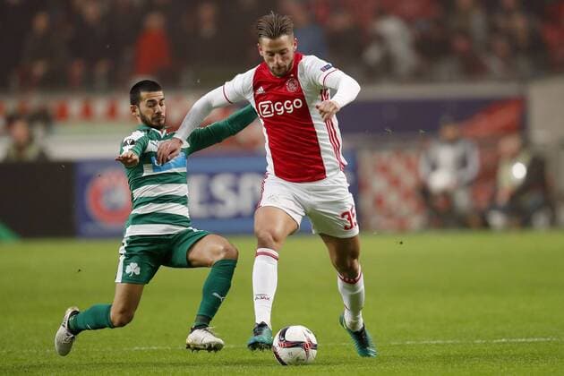 (L-R) Lucas Villafanez of Panathinaikos F.C., Mitchell Dijks of Ajaxduring the UEFA Europa League group G match between Ajax Amsterdam and Panathinaikos FC at the Amsterdam Arena on November 24, 2016 in Amsterdam, The Netherlands Ajax v Panathinaikos FC UEFA Europa League 2016 2017 xVIxxIVx 6639469