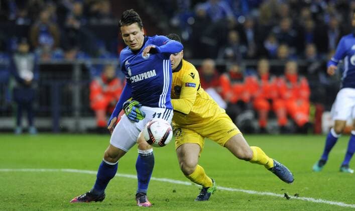 Fussball, UEFA Europe League, Herren, Saison 2016 2017, Gruppe I, 5. Spieltag, VELTINS Arena Gelsenkirchen: FC Schalke 04, S04 (blau) - OGC Nizza (weiss); Yevhen Konoplyanka (S04) erzielt das Tor zum 1:0 gegen Yoan Cardinale (Nizza), Aktion.