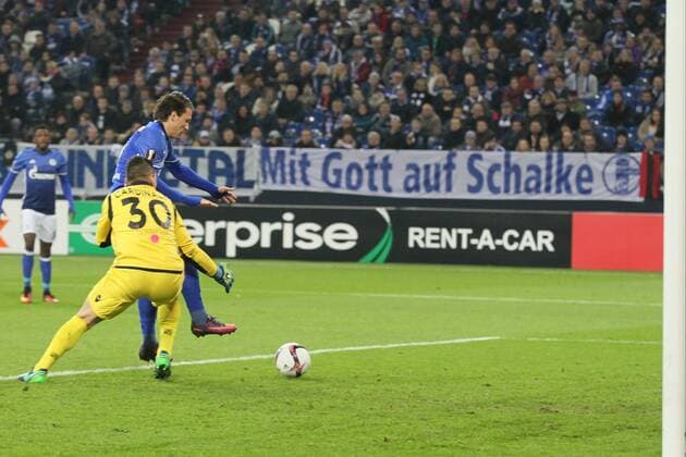 Tor zum 1:0 durch Yevhen Konoplyanka ( 11, FC Schalke 04) gegen Yoan Cardinale ( 30, TW, OGC Nizza), FC Schalke 04 vs. OGC Nizza, Fussball, UEFA Europa League, 24.11.2016, Gelsenkirchen Copyright: xDeutzmann Eibner-Pressefotox EP_CDN