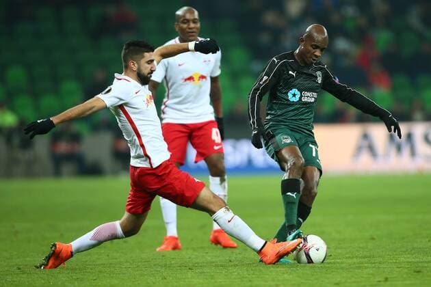 SOCCER - EL, Krasnodar vs RBS KRASNODAR,RUSSIA,24.NOV.16 - SOCCER - UEFA Europa League, group stage, FK Krasnodar vs Red Bull Salzburg. Image shows Munas Dabbur (RBS) and Charles Kabore (Krasnodar). GEPAxpictures xFelixxRoittner