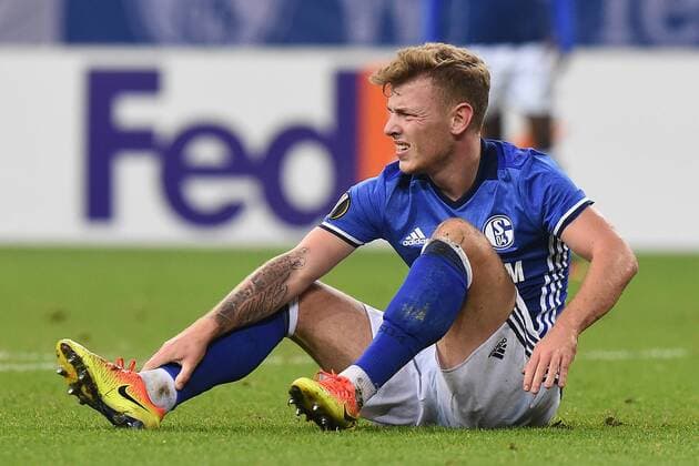 Fußball Europa League Gruppenphase 5. Spieltag Schalke 04 - OGC Nizza am 24.11.2016 in der Veltins Arena in Gelsenkirchen Max Meyer ( Schalke ) verletzt am Boden xRx