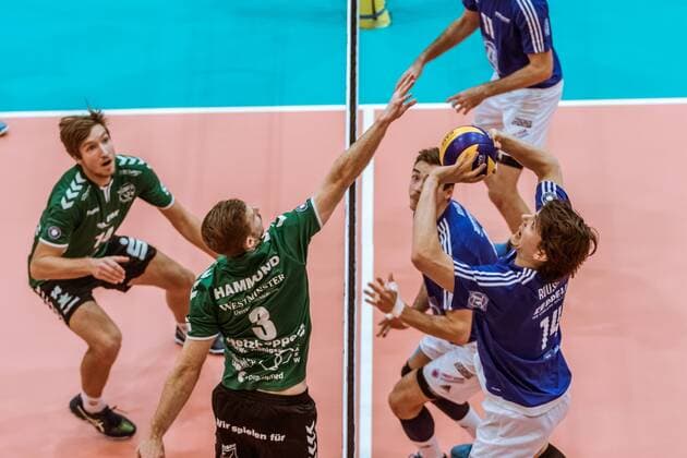Annahme Tomas Rousseaux (14-Friedrichshafen) und Block Taylor Douglas Hammond (03-Netzhoppers) 24.11.2016, DVV-Pokal, Halbfinale, Männer