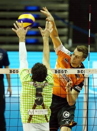 Robert Kromm im Angriff, Julius Höfer Volleyball DVV Pokal Halbfinale Bundesliga Herren Saison 2016 2017 24.11.2016 BR Volleys Berlin BRV vs. TSV Herrsching