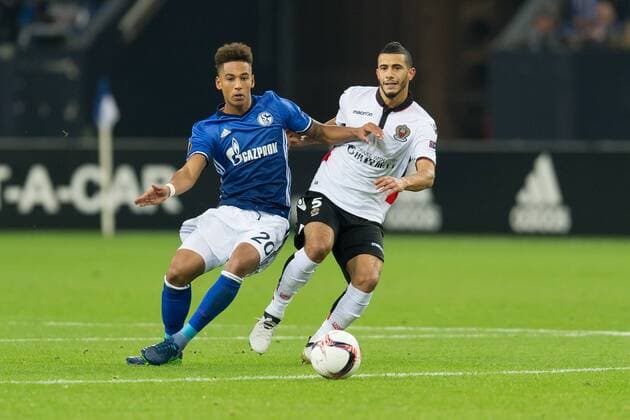 Gelsenkirchen, Germany 24.11.2016, UEFA Europa League - 2016 2017 Season, Gruppenphase, 5. Spieltag - Matchday 5, FC Schalke 04 - OGC Nizza, Thilo Kahrer (S04) und Younes Belhanda (NCE) im zweikampf ( DeFodi001