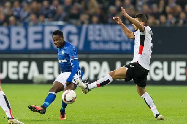 Gelsenkirchen, Germany 24.11.2016, UEFA Europa League - 2016 2017 Season, Gruppenphase, 5. Spieltag - Matchday 5, FC Schalke 04 - OGC Nizza, Abdul Rahman Baba (S04) und Younes Belhanda (NCE) im zweikampf ( DeFodi001