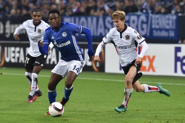 24.11.2016, Fussball UEFA Europa League, 2016 17, 5. Spieltag, FC Schalke 04 - OGC Nizza, v. l. Abdul Rahman BABA (FC Schalke 04) im Duell mit Vincent Koziello (OGC Nizza)
