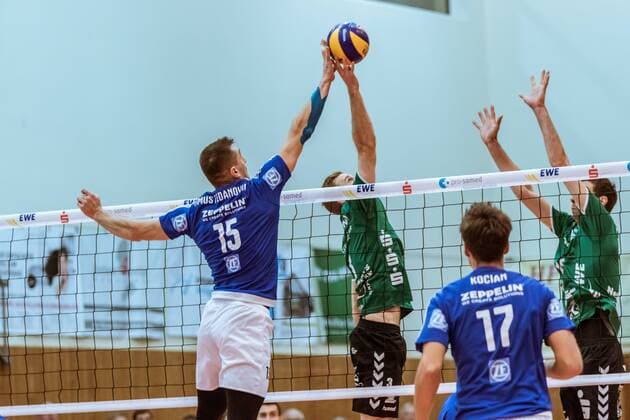 Angriff Armin Mustedanovic (15-Friedrichshafen) und Block Taylor Douglas Hammond (03-Netzhoppers) 24.11.2016, DVV-Pokal, Halbfinale, Männer