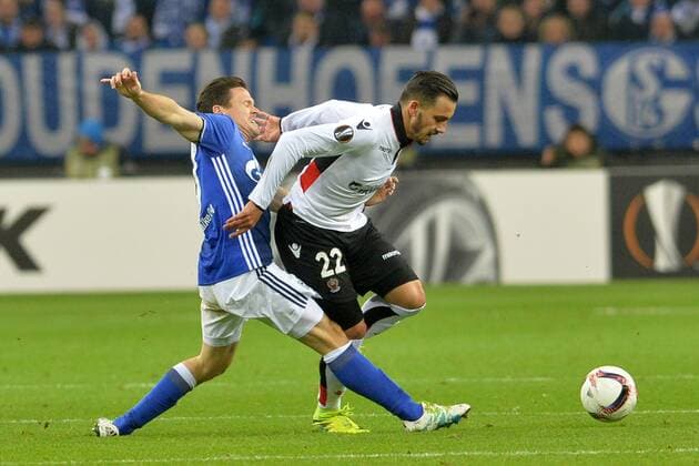 GER, Europa League, FC Schalke 04 vs OGC Nizza 24.11.2016, Veltins-Arena, Gelsenkirchen, GER, Europa League, FC Schalke 04 vs OGC Nizza, im Bild im Zweikampf von links: Sascha Riether ( Schalke 27 ), Anastasios Donis ( Nizza 22 ) Foto © nordphoto Treese nordphotoxTreese