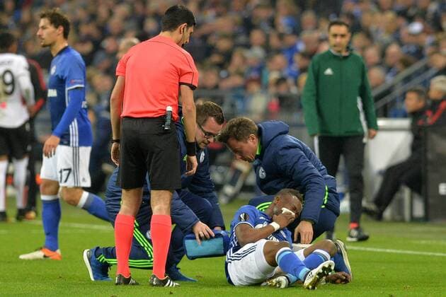 GER, Europa League, FC Schalke 04 vs OGC Nizza 24.11.2016, Veltins-Arena, Gelsenkirchen, GER, Europa League, FC Schalke 04 vs OGC Nizza, im Bild Gesichtsverletzung bei Bernard Tekpetey ( Schalke 32 ), Boden Foto © nordphoto Treese nordphotoxTreese