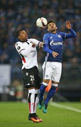 24.11.2016, Fussball UEFA Europa League 2016 2017, Gruppenphase, 5.Spieltag, FC Schalke 04 - OGC Nizza, in der VELTINS-Arena Gelsenkirchen. v.l. Dalbert (OGC Nizza) gegen Junior Caicara (Schalke) 
