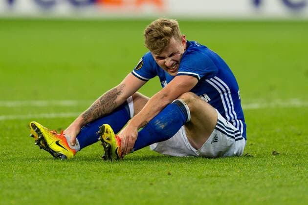 Bilder des Tages - SPORT Gelsenkirchen, Germany 24.11.2016, UEFA Europa League - 2016 2017 Season, Gruppenphase, 5. Spieltag - Matchday 5, FC Schalke 04 - OGC Nizza, Max Meyer (S04) am boden ( DeFodi001