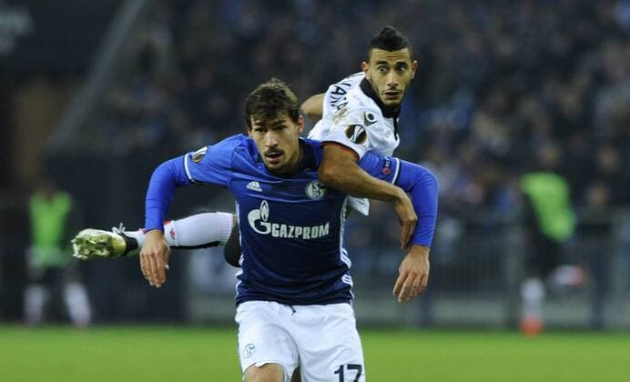 Fussball, UEFA Europe League, Herren, Saison 2016 2017, Gruppe I, 5. Spieltag, VELTINS Arena Gelsenkirchen: FC Schalke 04, S04 (blau) - OGC Nizza (weiss); Benjamin Stambouli (S04), Younes Belhanda (Nizza), Aktion.