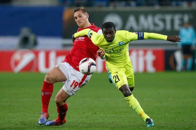 Braga s Nikola Stoiljkovic and Gent s Nana Asare fight for the ball during a fifth game in the group stage (group H) of the Europa League competition between Belgian soccer team KAA Gent and Portugese team SC Braga, Thursday 24 November 2016, in Gent. BRUNOxFAHY  x04982657x