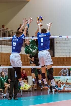 Angriff Filip Gavenda (02-Netzhoppers) gegen Doppelblock Armin Mustedanovic (15-Friedrichshafen) und Georg Klein (08-Friedrichshafen) 24.11.2016, DVV-Pokal, Halbfinale, Männer