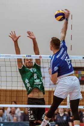 Angriff Armin Mustedanovic (15-Friedrichshafen) gegen Block Björn Andrae (08-Netzhoppers) 24.11.2016, DVV-Pokal, Halbfinale, Männer