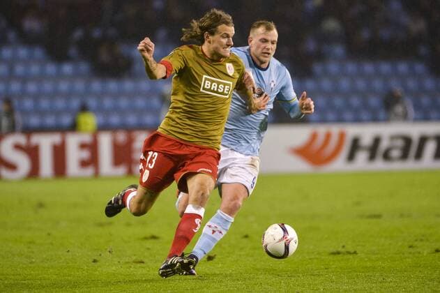 Standard s Alexander Scholz and Celta s John Guidetti pictured during a game of the fifth day of the group stage (Group G) of the Europa League competition between Spanish team Celta Vigo and Belgian club Standard de Liege, Thursday 24 November 2016, in Vigo, Spain. NICOLASxLAMBERT  x04982678x