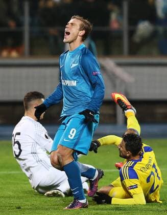 ST PETERSBURG, RUSSIA â€“ NOVEMBER 24, 2016: Zenit St Petersburgâ€™s Alexander Kokorin (C standing) and Maccabi Tel-Aviv s Yegor (Egor) Filipenko (R) in their 2016 2017 UEFA Europa League Round 5 Group D football match at Petrovsky Stadium. Zenit St Petersburg won 2-0. Peter Kovalev TASS  TS038BB9