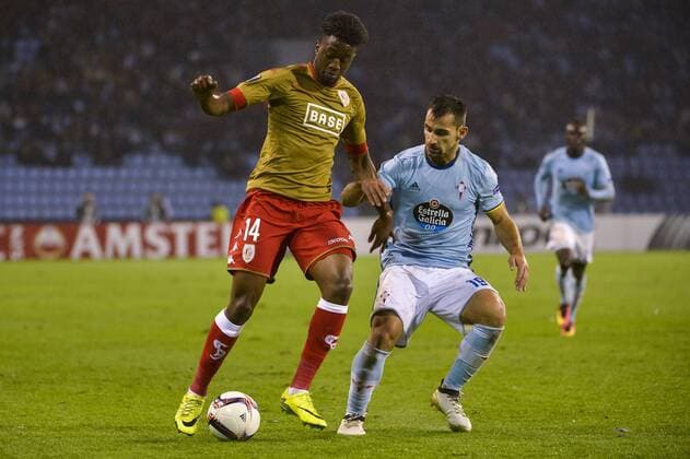 Standard s Isaac Mbenza and Celta s Jonny pictured during a game of the fifth day of the group stage (Group G) of the Europa League competition between Spanish team Celta Vigo and Belgian club Standard de Liege, Thursday 24 November 2016, in Vigo, Spain. NICOLASxLAMBERT  x04982701x