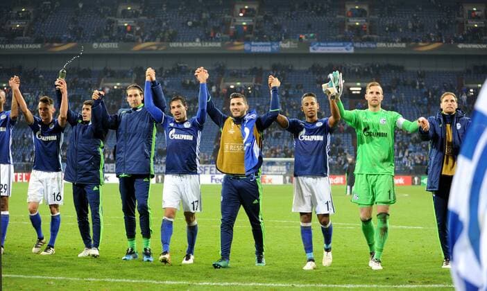 Bilder des Tages - SPORT Europa League FC Schalke 04 - OGC Nizza 24.11.2016 Schlußjubel der Schalker vor dem Fanblock HM