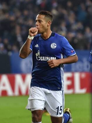 24.11.2016, Fussball UEFA Europa League, 2016 17, 5. Spieltag, FC Schalke 04 - OGC Nizza, Schnuller Jubel Dennis Aogo (Schalke 04)