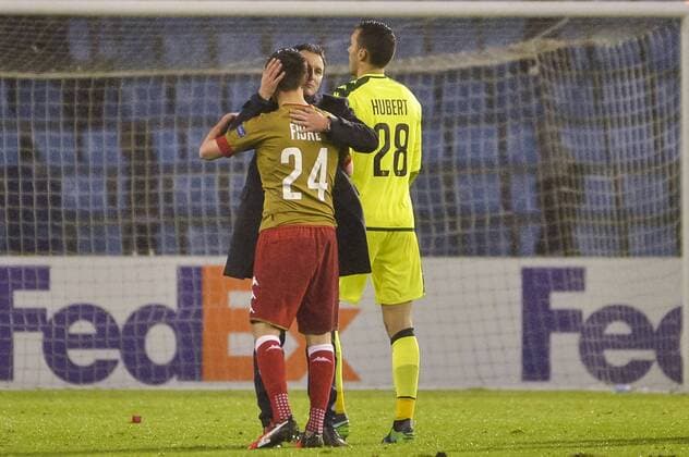 Standard s Corentin Fiore and Standard s head coach Aleksandar Jankovic pictured during a game of the fifth day of the group stage (Group G) of the Europa League competition between Spanish team Celta Vigo and Belgian club Standard de Liege, Thursday 24 November 2016, in Vigo, Spain. NICOLASxLAMBERT  x04982760x
