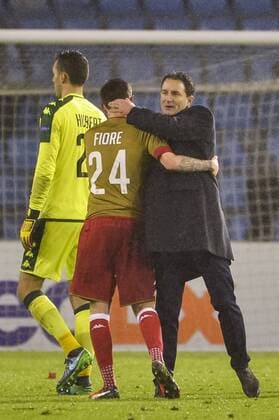 Standard s Corentin Fiore and Standard s head coach Aleksandar Jankovic pictured during a game of the fifth day of the group stage (Group G) of the Europa League competition between Spanish team Celta Vigo and Belgian club Standard de Liege, Thursday 24 November 2016, in Vigo, Spain. NICOLASxLAMBERT  x04982758x