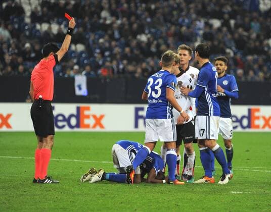 Europa League FC Schalke 04 - OGC Nizza 24.11.2016 Schiedsrichter Aliyar Aghayev zeigt Bernard Tekpetey die rote Karte (Gelb rot) HM