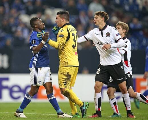 24.11.2016, Fussball UEFA Europa League 2016 2017, Gruppenphase, 5.Spieltag, FC Schalke 04 - OGC Nizza, in der VELTINS-Arena Gelsenkirchen. v.l. Bernard Tekpetey (Schalke) und Torwart Yoan Cardinale (OGC Nizza) geraden aneinander , Olivier Boscagli (OGC Nizza) und Vincent Koziello (OGC Nizza) gehen dazwischen 