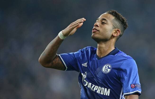 24.11.2016, Fussball UEFA Europa League 2016 2017, Gruppenphase, 5.Spieltag, FC Schalke 04 - OGC Nizza, in der VELTINS-Arena Gelsenkirchen. Jubel Torschütze Dennis Aogo (Schalke) zum Tor zum 2:0 per Foulelfmeter 
