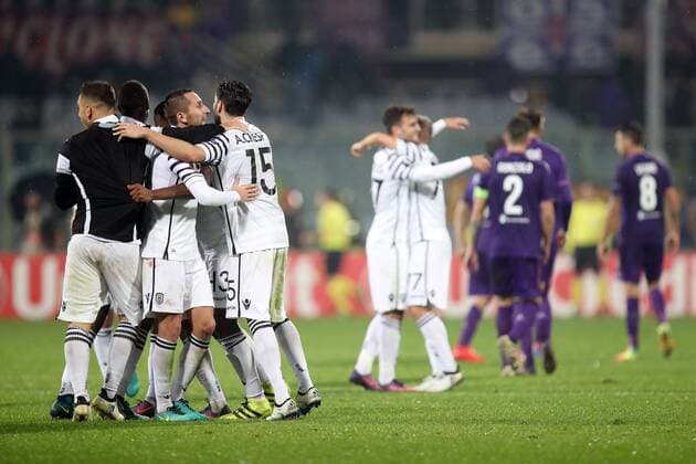 L esultanza finale dei giocatori del Paok e sullo sfondo la delusione dei giocatori della Fiorentina Dejection Fiorentina Firenze 24-11-2016 Stadio Artemio Franchi Europa League Fiorentina - Paok Foto Luca Pagliaricci Insidefoto LucaxPagliaricci