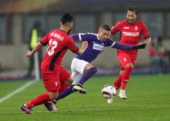 SOCCER - EL, A.Wien vs Giurgiu VIENNA,AUSTRIA,24.NOV.16 - SOCCER - UEFA Europa League, group stage, FK Austria Wien vs Astra Giurgiu. Image shows Junior Morais (Astra Giurgiu) and Lucas Venuto (A.Wien). GEPAxpictures xChristianxOrt