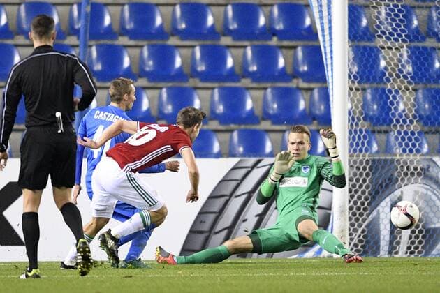 Rapid s Louis Schaub and Genk s goalkeeper Marco Bizot fight for the ball during a game of the fifth day of the group stage (Group F) of the Europa League competition between Belgian soccer team RC Genk and Austrian team Rapid Wien, Thursday 24 November 2016, in Genk. YORICKxJANSENS  x04982843x