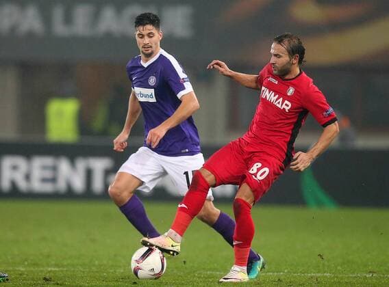 SOCCER - EL, A.Wien vs Giurgiu VIENNA,AUSTRIA,24.NOV.16 - SOCCER - UEFA Europa League, group stage, FK Austria Wien vs Astra Giurgiu. Image shows Tarkan Serbest (A.Wien) and Filipe Teixeira (Giurgiu). GEPAxpictures xPatrickxLeuk