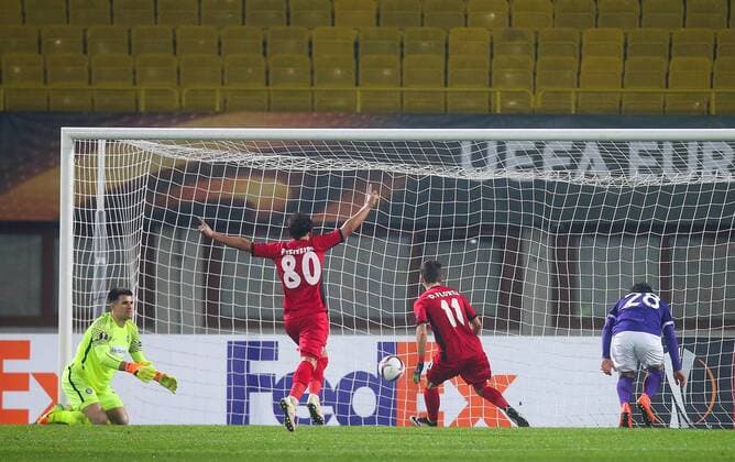 SOCCER - EL, A.Wien vs Giurgiu VIENNA,AUSTRIA,24.NOV.16 - SOCCER - UEFA Europa League, group stage, FK Austria Wien vs Astra Giurgiu. Image shows Daniel Florea (Giurgiu) and Christoph Martschinko (A.Wien). Keywords: goal. GEPAxpictures xPatrickxLeuk