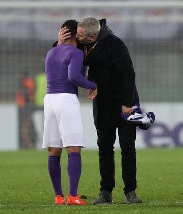 SOCCER - EL, A.Wien vs Giurgiu VIENNA,AUSTRIA,24.NOV.16 - SOCCER - UEFA Europa League, group stage, FK Austria Wien vs Astra Giurgiu. Image shows Ismael Tajouri (A.Wien) and head coach Marius Sumudica (Astra Giurgiu). GEPAxpictures xChristianxOrt