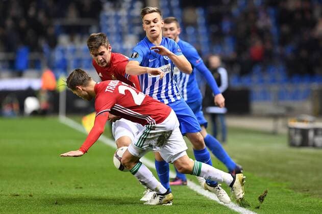 Genk s Leandro Trossard fight for the ball during a game of the fifth day of the group stage (Group F) of the Europa League competition between Belgian soccer team RC Genk and Austrian team Rapid Wien, Thursday 24 November 2016, in Genk. LUCxCLAESSEN  x04982977x