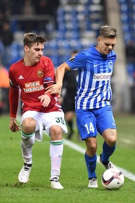 Rapid s Maximilian Wober and Genk s Leandro Trossard fight for the ball during a game of the fifth day of the group stage (Group F) of the Europa League competition between Belgian soccer team RC Genk and Austrian team Rapid Wien, Thursday 24 November 2016, in Genk. LUCxCLAESSEN  x04982979x