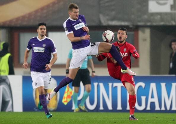 SOCCER - EL, A.Wien vs Giurgiu VIENNA,AUSTRIA,24.NOV.16 - SOCCER - UEFA Europa League, group stage, FK Austria Wien vs Astra Giurgiu. Image shows Tarkan Serbest, Alexander Gruenwald (A.Wien) and Constantin Budescu (Astra Giurgiu). GEPAxpictures xChristianxOrt