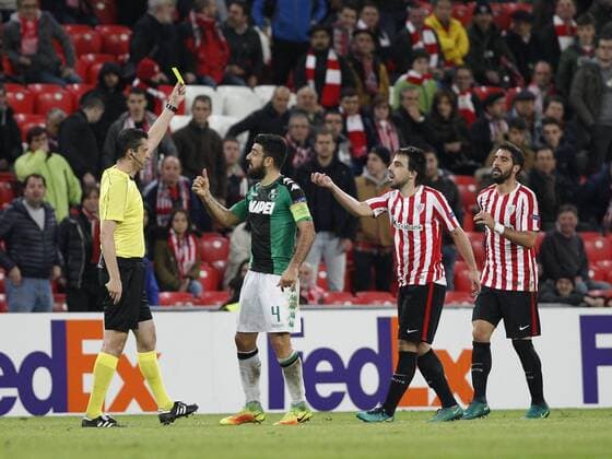 Fußball, EL, Athletic Bilbao - Sassuolo Calcio Fußball, BILBAO UEFA Europa League Viktor Kassai muestra amarilla  xDAVIDxS.xBUSTAMANTEx xx