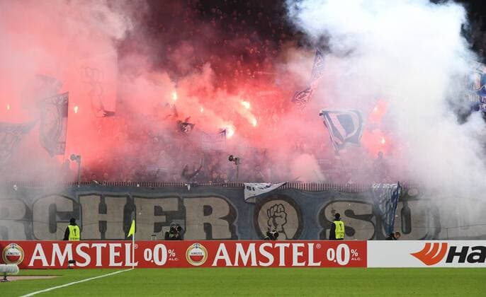 Fußball, EL, FC Zürich - FC Villarreal 24.11.2016 Zürich Stadion Letzigrund Fussball Herren Europa League Saison 2016 2017 FC Zürich Villarreal CF Bild zeigt (FC Zürich) Fans zünden Rauchpedarden Aktion Zuschauer Rauch Flaggen Fahnen 