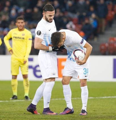 Fußball, EL, FC Zürich - FC Villarreal 24.11.2016 Letzigrund Stadion Zürich , SCHWEIZ , Herren Fussball UEFA Europa League FC Zürich - Villarreal Armando Sadiku (li) und Roberto Rodriguez (FC Zürich) sind sich uneinig vor dem Elfmeter 