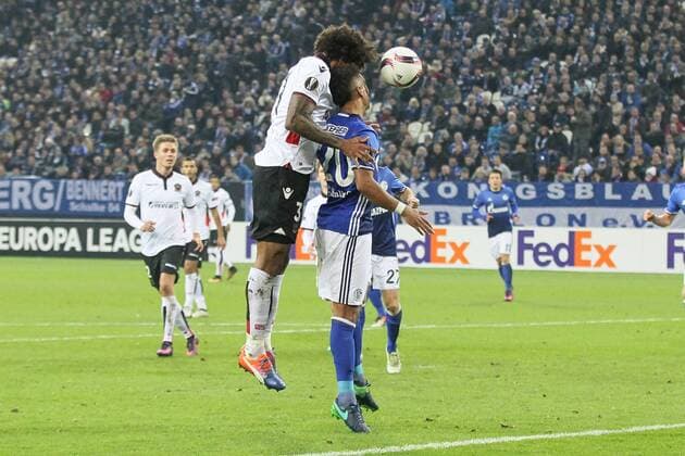 Dante ( 31, OGC Nizza) mit Thilo Kehrer ( 20, FC Schalke 04) beim Kopfball, FC Schalke 04 vs. OGC Nizza, Fussball, UEFA Europa League, 24.11.2016, Gelsenkirchen Copyright: xDeutzmann Eibner-Pressefotox EP_CDN