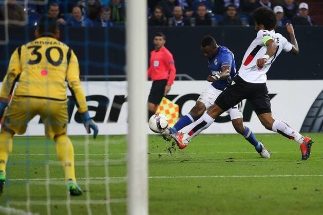 xuhjb, Gelsenkirchen, Veltins Arena, 24.11.16, Europa League - FC Schalke 04 - OGC Nizza Bild: v.li. im Zweikampf Bernard Tekpetey (Schalke 04) und Dante (Nizza)